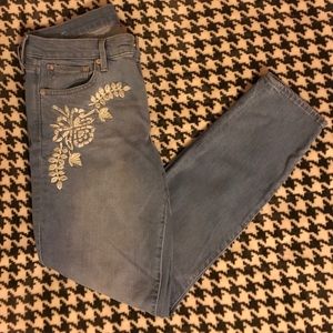 GAP JEANS WITH EMBROIDERY BELOW THE FRONT POCKETS